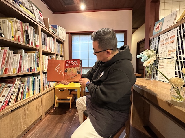 とても楽しそうに読み聞かせをしてくださる、洞本さん。