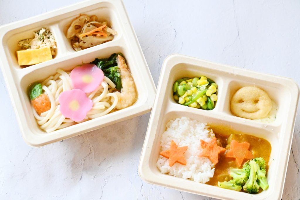 「自家製麺のお子さまプレート やさしい関西風うどん」と「お子さまプレート ニコニコ甘口カレー」