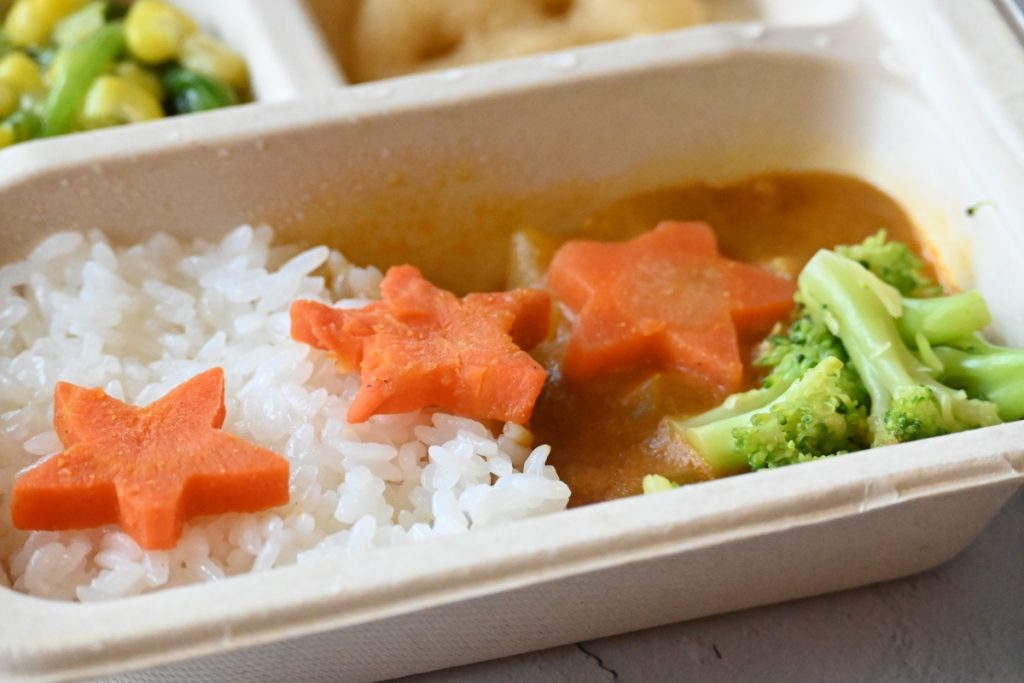 カレーはとにかく野菜たっぷり！お米がついているのもうれしい