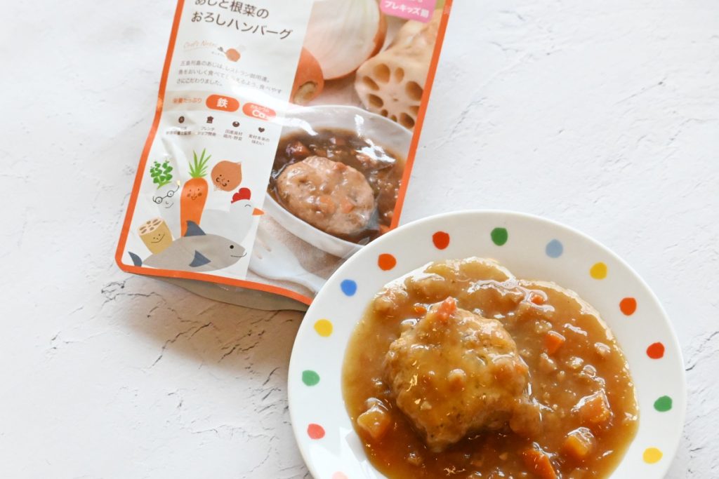 ソースたっぷりの「あじと根菜のおろしハンバーグ」