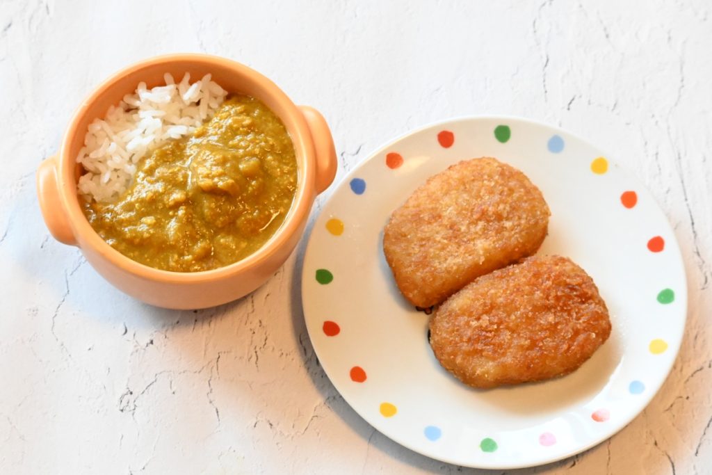 「やさいの旨みがギュッとつまったチキンカレー」と「ほんのり甘いじゃがいもコロッケ -2個入り-」※お米はついていません