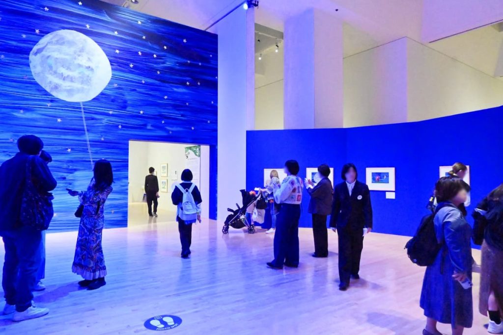 『パパ、お月さま取って！』の原画が並べられたフォトスポット