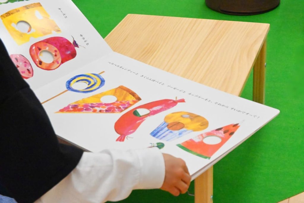 大型の絵本も手に取って楽しめます