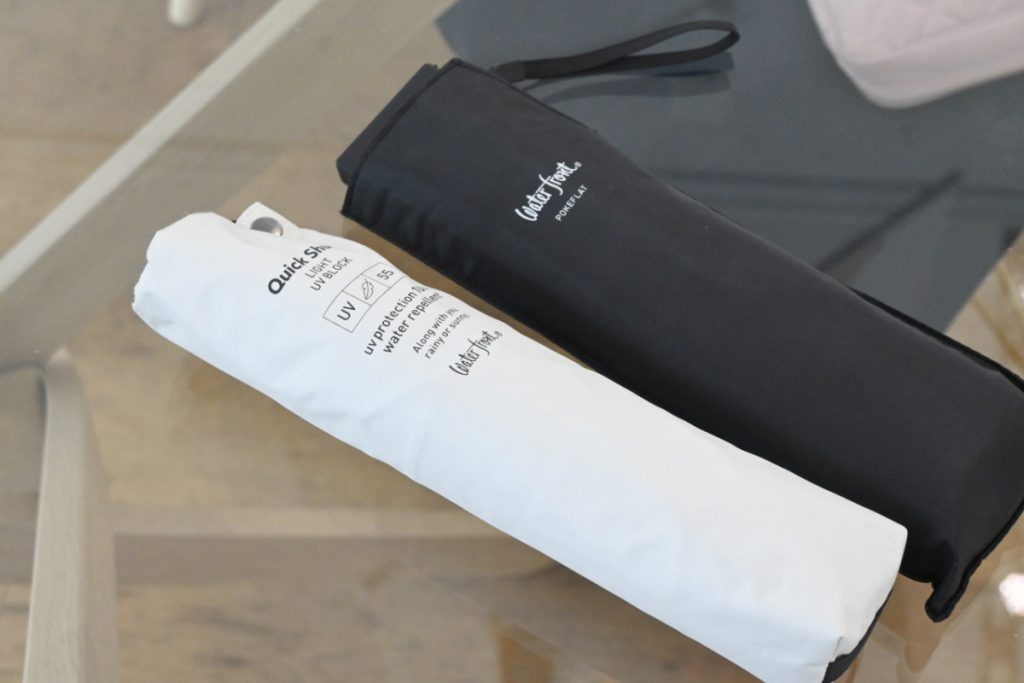「クイックシャット® ライト UVブロック 折 55cm」5,390円、「ポケフラット2.0 折 55cm」2,200円