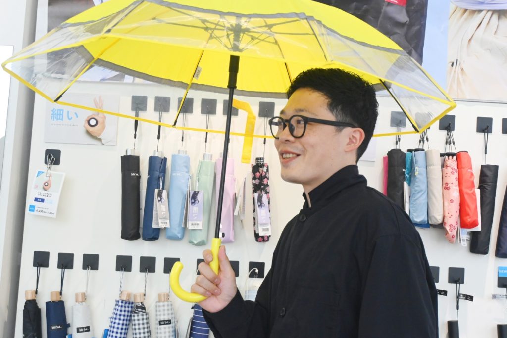 傘の正しい使い方を教えてくれる土屋さん