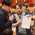 「答えのあるクイズは得意。でも大学以降の“答えのない問い”に向き合う学びには苦労した」クイズ王・伊沢拓司さんと画家・真田将太朗さんが講演会で語った“学びの深め方”【QK GO特別編レポート】