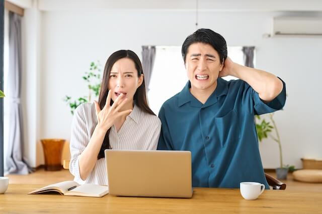 ショックを受ける夫婦