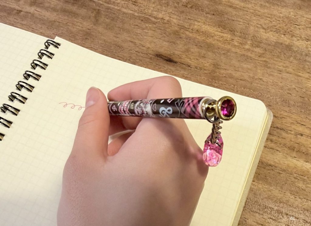 書くたびにチャームがキラキラと揺れてかわいい！