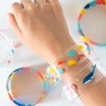 ペットボトルが夏らしい透明感のあるアクセサリーに大変身！ 世界に一つだけのオリジナルブレスレットを作ろう【あそび作家/工作アーティストに教わる】