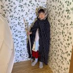 座ったままのスウェーデン人夫と立ち上がる私——「今は大人の時間だよ」。子どもが退屈でも、すぐには動かない【北欧パパと日本で子育てvol.22】