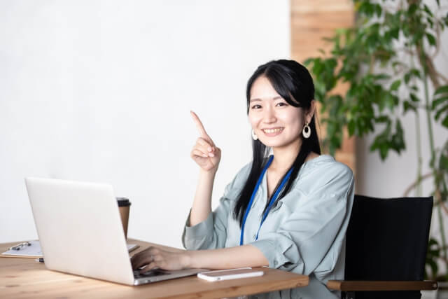 ポイントを解説する女性