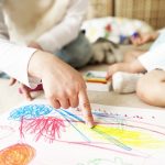 子どもの絵に「何を描いたの？」「上手だね」はNG？ 子どもの表現意欲が変わる親の声かけを保育士が解説