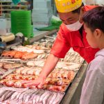 魚屋さんなのに、まるでテーマパーク!? テレビで話題の【角上魚類】が、夏休みのお出かけ＆自由研究におすすめのワケ 