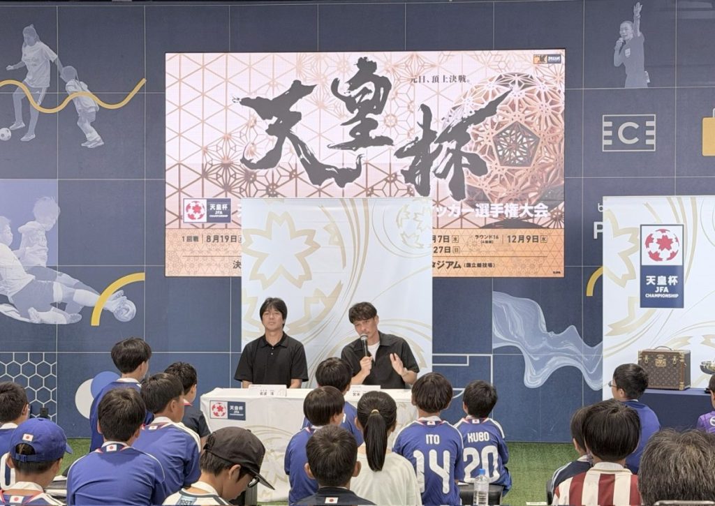 子どもらしいさまざまな質問が飛び出し、笑いも巻き起こった