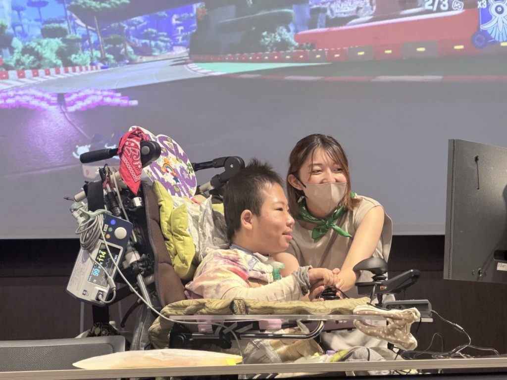 たくさんの声援を受けながらのゲーム対決 ⒸSEGA