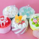 家にあるペットボトルキャップでミニチュアケーキのマグネットを作ろう｜駆け込み自由研究にも！【あそび作家/工作アーティストに教わる】