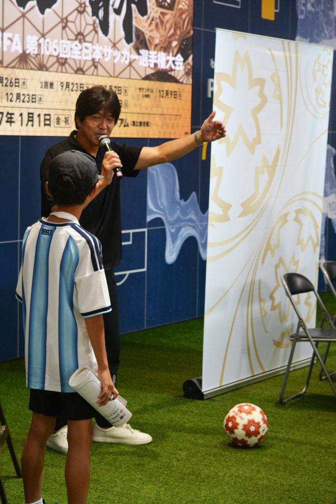 コーナーキックのコツを、デモンストレーションを交えてレクチャー ©JFA/PR