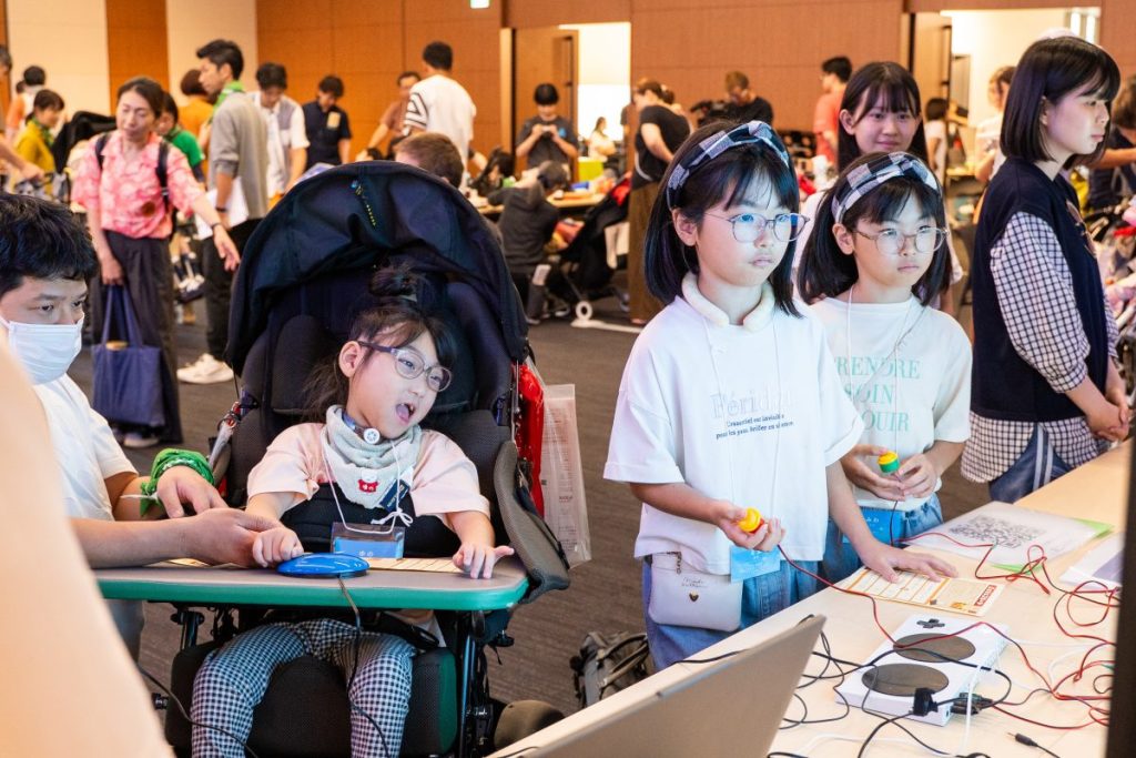 真剣にゲーム画面を見つめる子どもたち