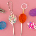 目印用チャームやキーホルダーにも！ 本物みたいにツヤツヤな棒付きキャンディを作ろう【あそび作家/工作アーティストに教わる】