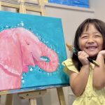 5歳の天才アーティスト・IONAさんが描く唯一無二の作品はどうやって生まれる？お母さんに聞く制作の裏側と子どもへの寄り添い方とは。ベネズエラ大使館に災害救助犬の絵を寄贈も