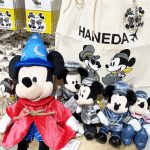 「Disney store POP UP」@羽田空港が2027年3月まで限定オープン! グレー衣装のパイロット& CAミッキー・ミニーなど空港限定アイテムをチェック